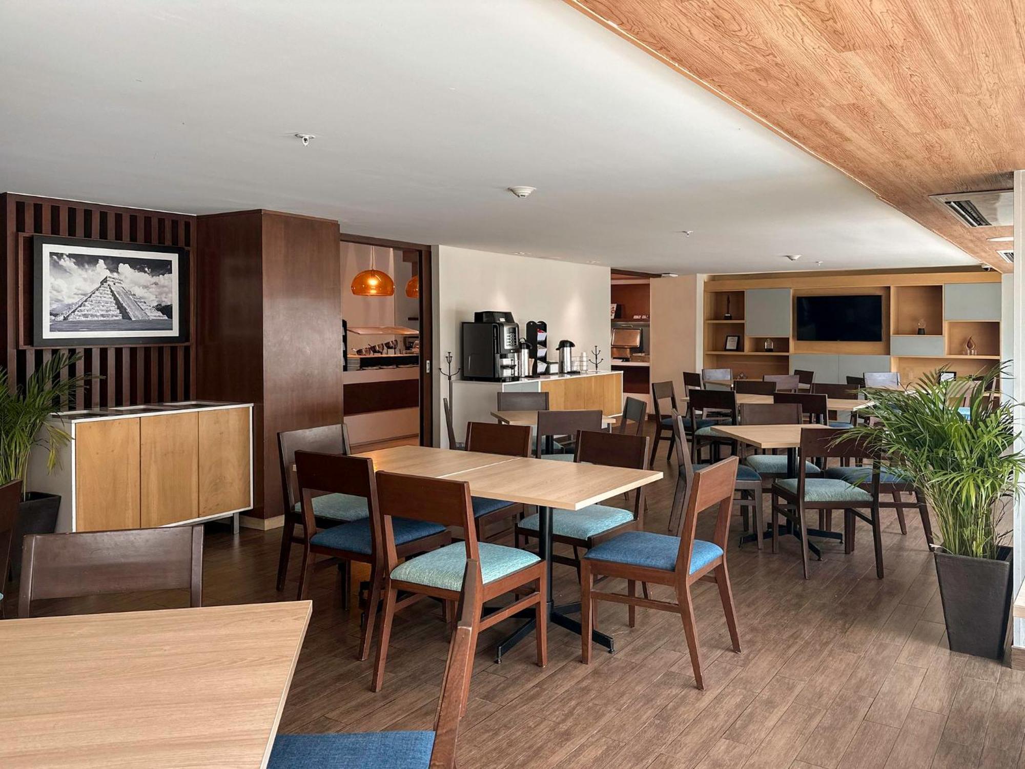 Holiday Inn Express Merida By Ihg Экстерьер фото